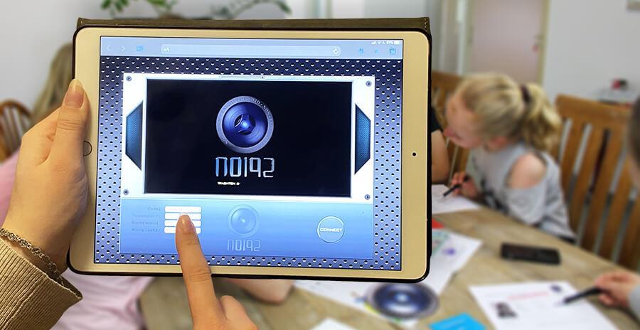 9 en 10-jarigen kijken een video op een iPad tijdens een feestje